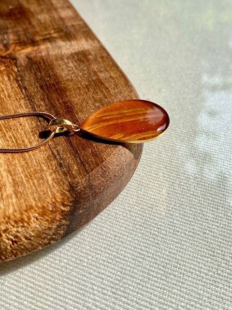 Amberkleurige berkenbast in gouden druppelhanger | prachtige symboliek