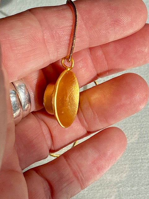 Hout in goud | handgemaakte hanger met echt Zweeds hout