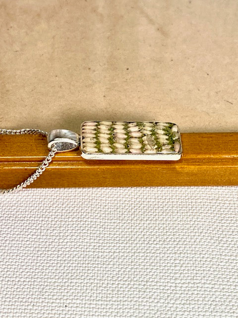 Witte heide in zilverkleurige hanger.