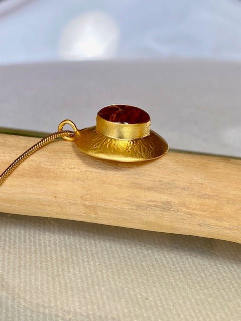 Hout in goud | handgemaakte hanger met echt Zweeds hout