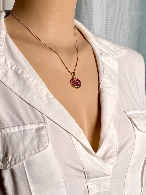 Gold plated ketting met echte heidebloem in donkerroze en lichtroze tinten in resin van BeLeaf Art