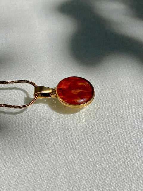 Goudsbloem in gold-plated hanger