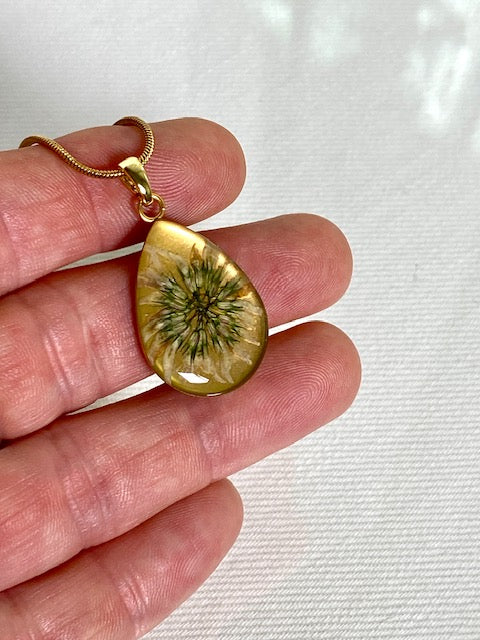 Gedroogde klaverbloem in gold plated druppelhanger