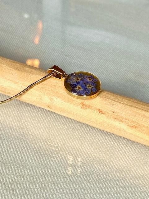 Gouden hanger met blauwe bloemetjes