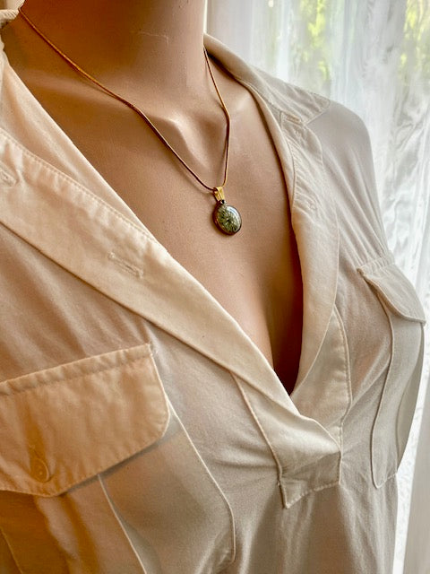 Klaverbloem in gold-plated hanger - magisch patroon