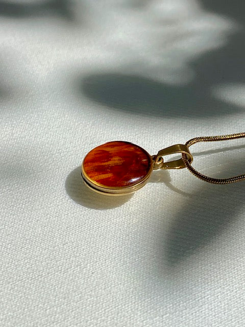 Goudsbloem in gold-plated hanger