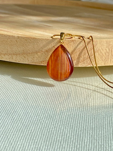 Amberkleurige berkenbast in gouden druppelhanger | prachtige symboliek