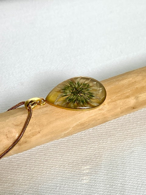 Gedroogde klaverbloem in gold plated druppelhanger