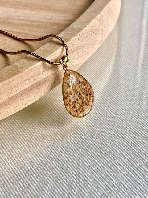 Bruidssluier in elegante gouden druppelhanger