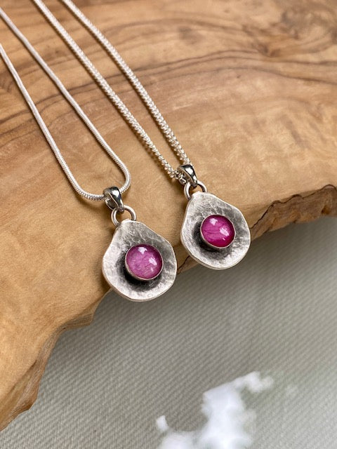 Kleine verzilverde hanger met echt rozenblad