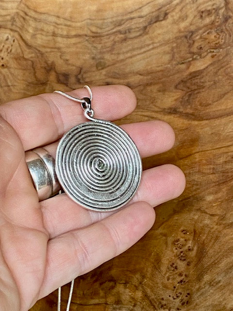 Spiraalhanger met detail van schermbloemen - handgemaakt verzilverde hanger
