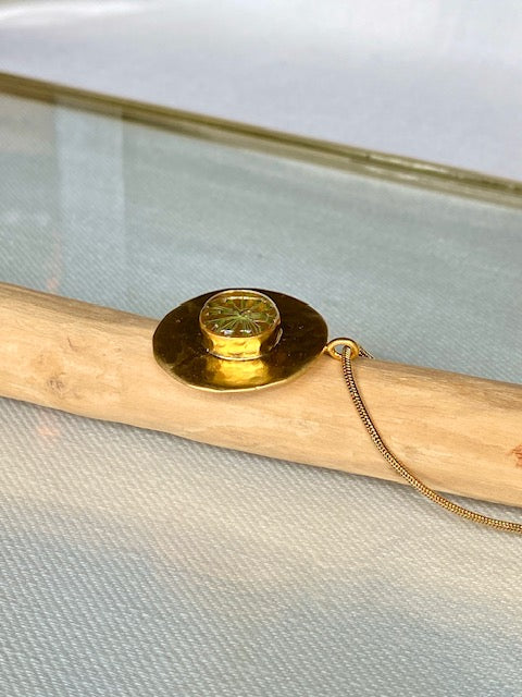 Hanger, 22k verguld, met prachtig patroon van een schermbloem