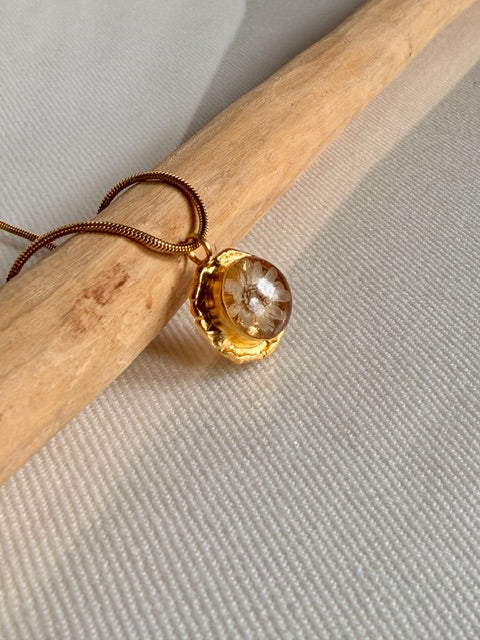 Kleine botanische hanger met madeliefje in gouden setting van BeLeaf Art