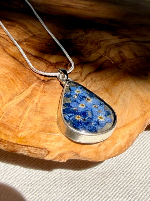 druppel hanger met echte vergeet me nietjes blauwe bloemen in epoxyhars van BeLeaf Art