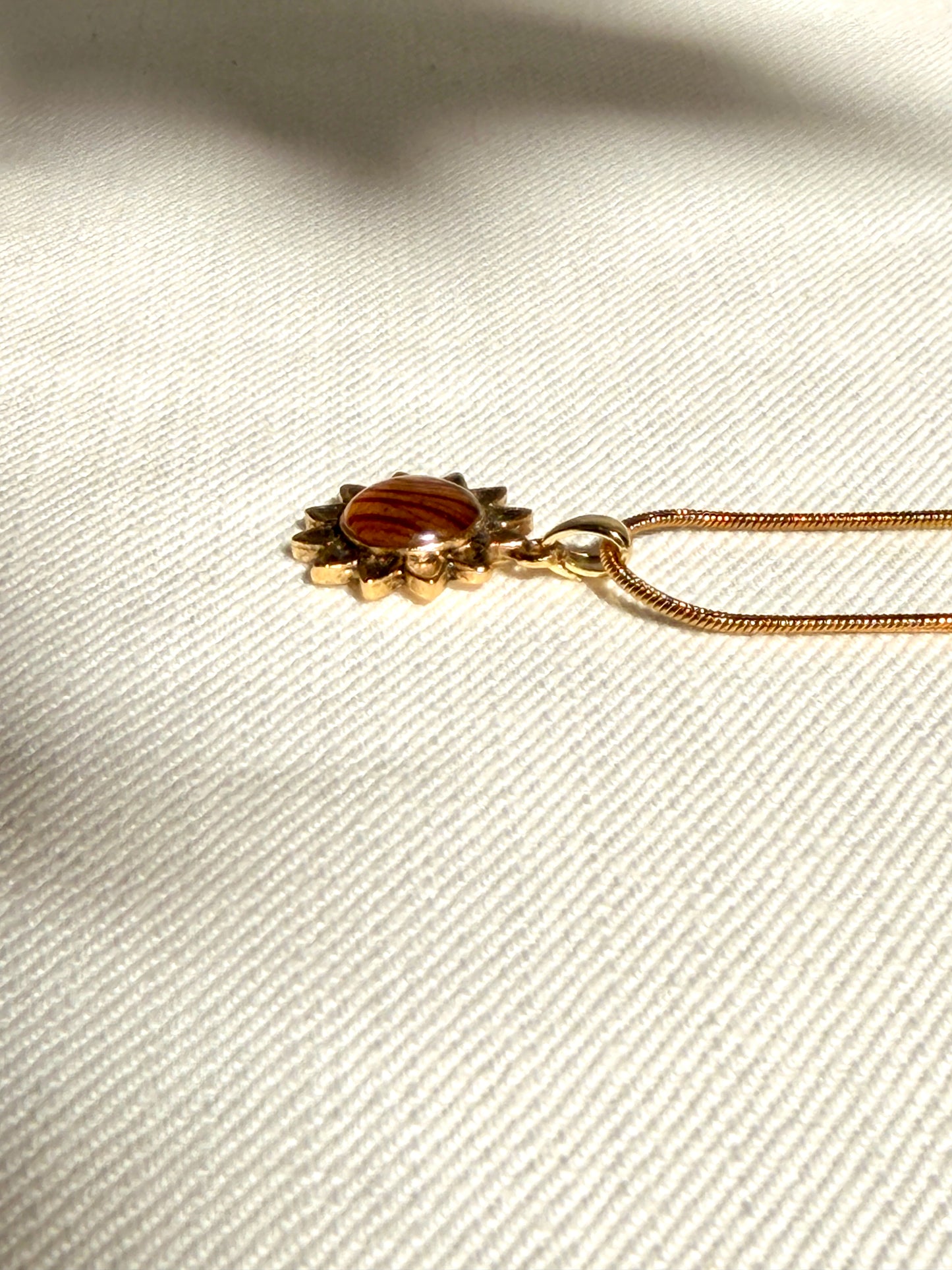 Trompetbloem in vergulde (24k) hanger.