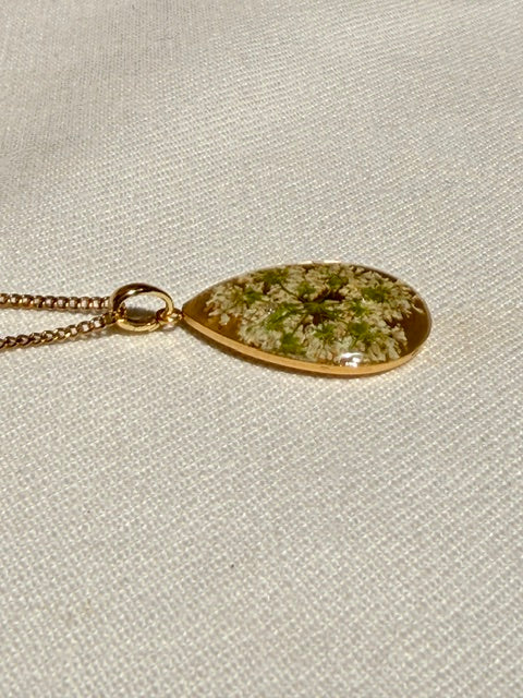 Goudkleurige druppelhanger met schermbloem | 18k gold plated