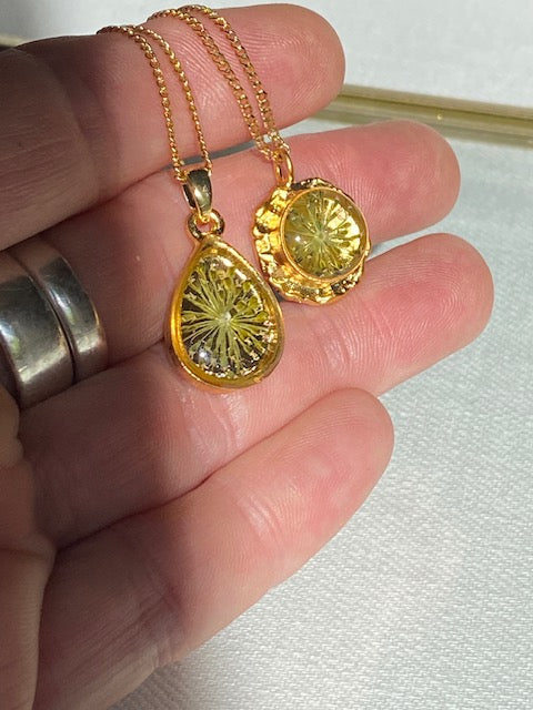 Druppelhanger met karwijselie | 22k verguld