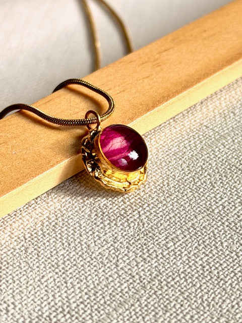 22k vergulde hanger met tweekleurig rozenblad close up