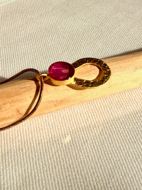 Botanische hanger goud met roze blad in resin