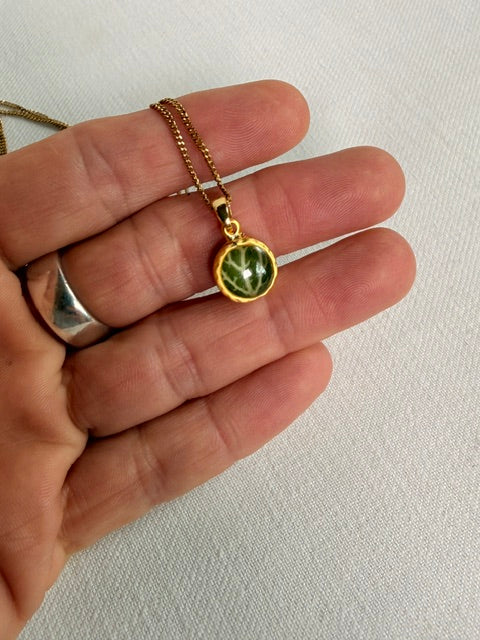 Mini hanger met groen blad met nerven - 22k verguld