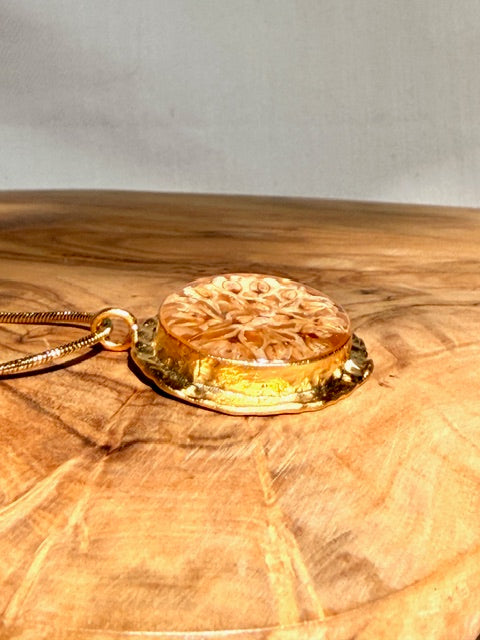 botanische-ronde-gouden hanger met echte bruidssluier bloem BeLeaf Art