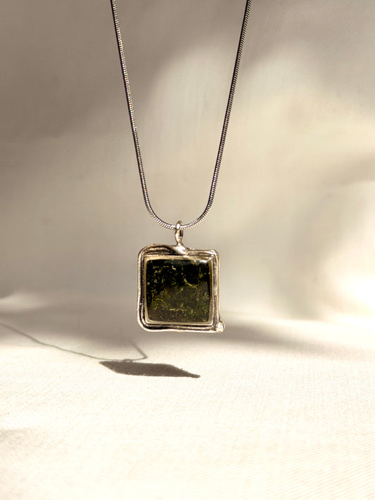 Verzilverde botanische vierkante hanger met echt donkergroen mos van BeLeaf Art