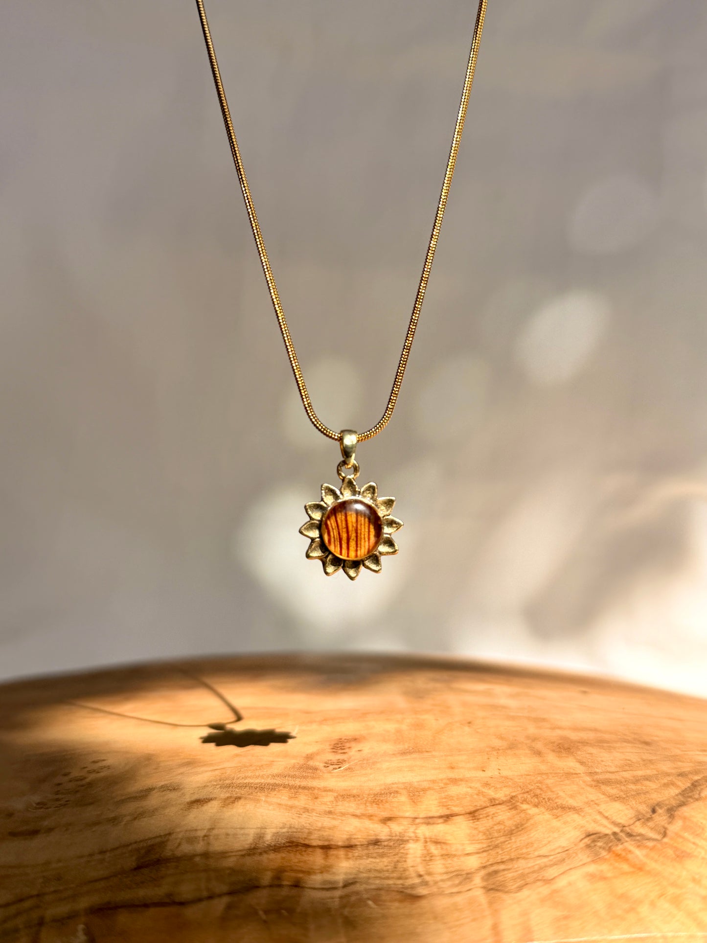 Trompetbloem in vergulde (24k) hanger.