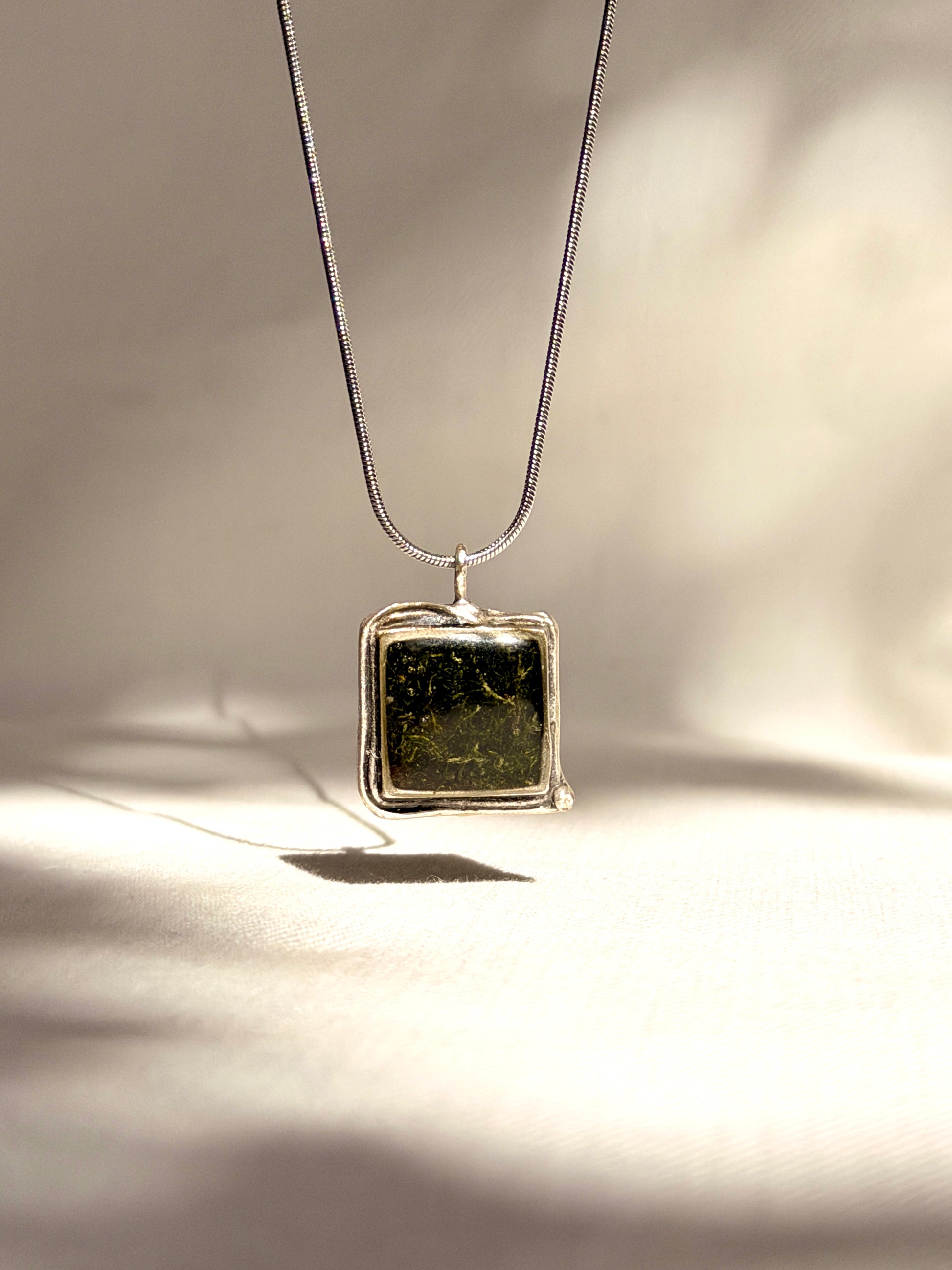 Verzilverde botanische boho ketting met echt donkergroen mos van BeLeaf Art