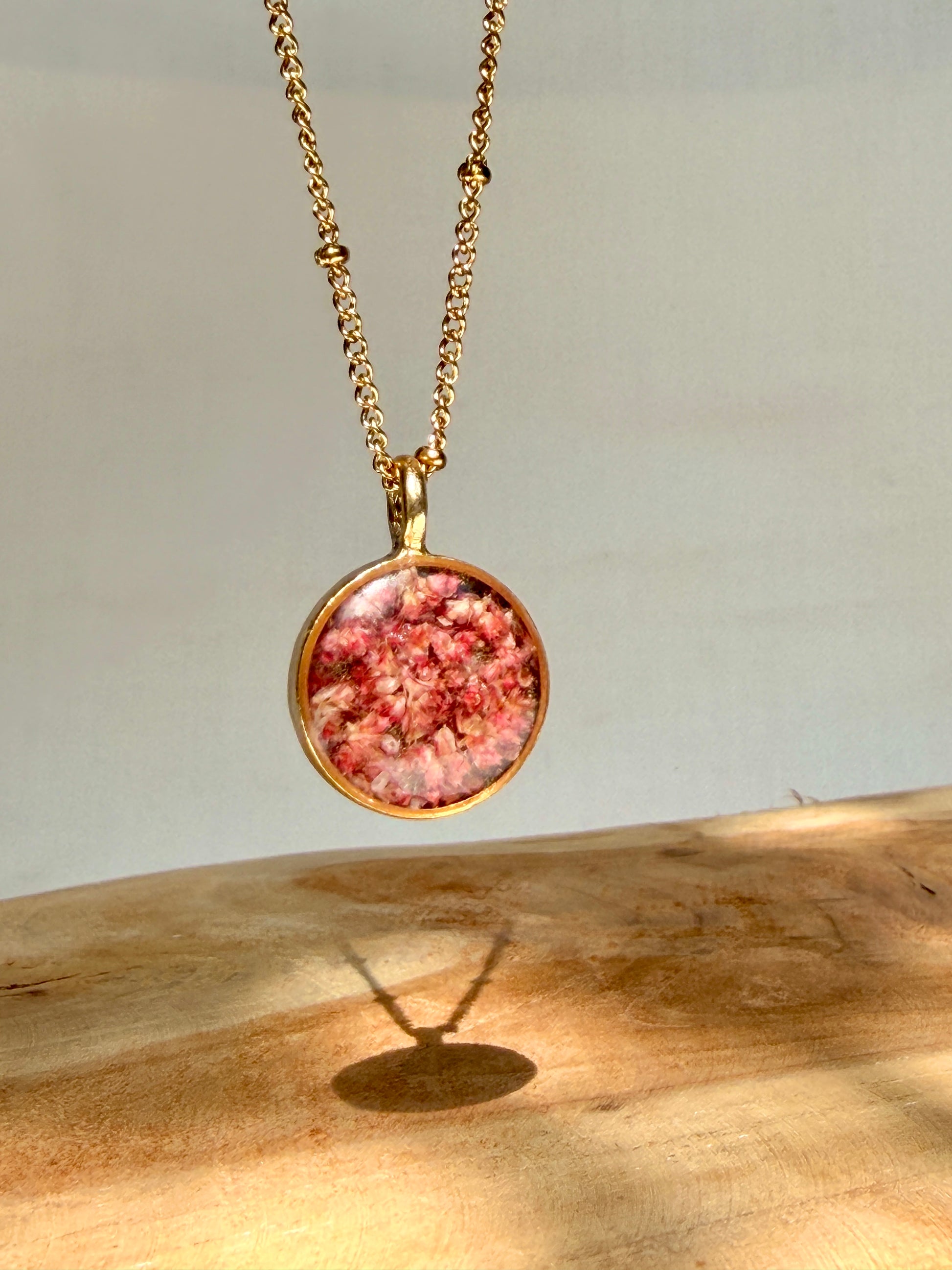 Botanische ronde hanger met echte roze rode amarant bloem in goud van BeLeaf Art