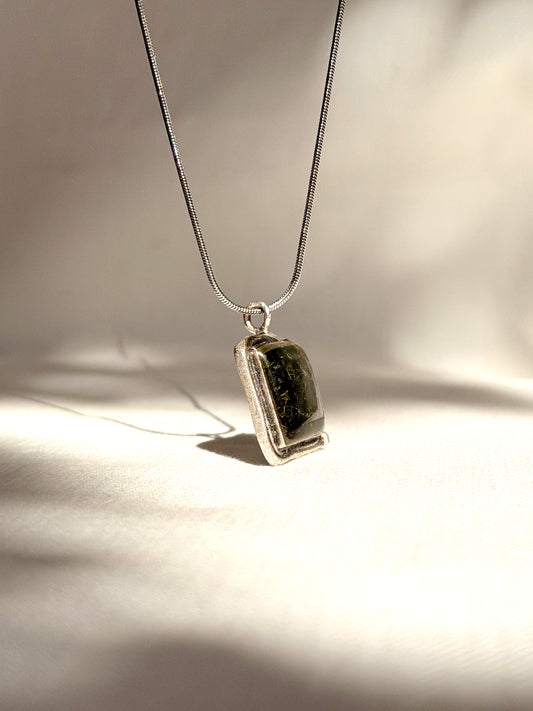 Verzilverde vierkante hanger met echt donkergroen mos van BeLeaf Art