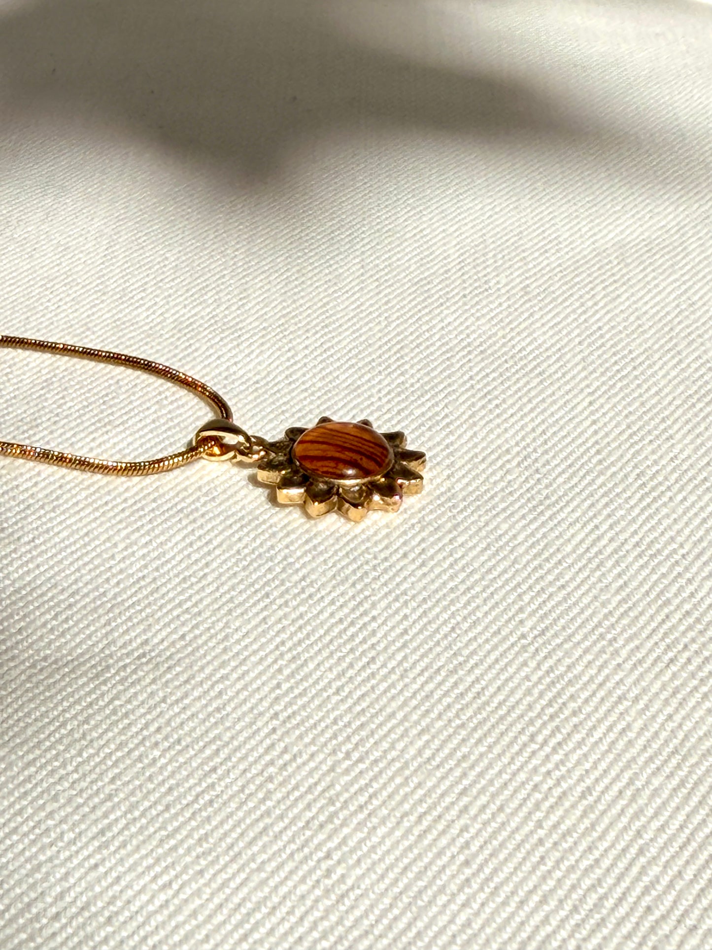 Trompetbloem in vergulde (24k) hanger.