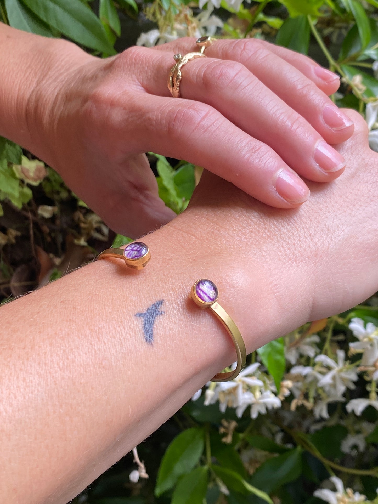 Vergulde (24k goud) botanische armband gevuld met details van een Orchidee.