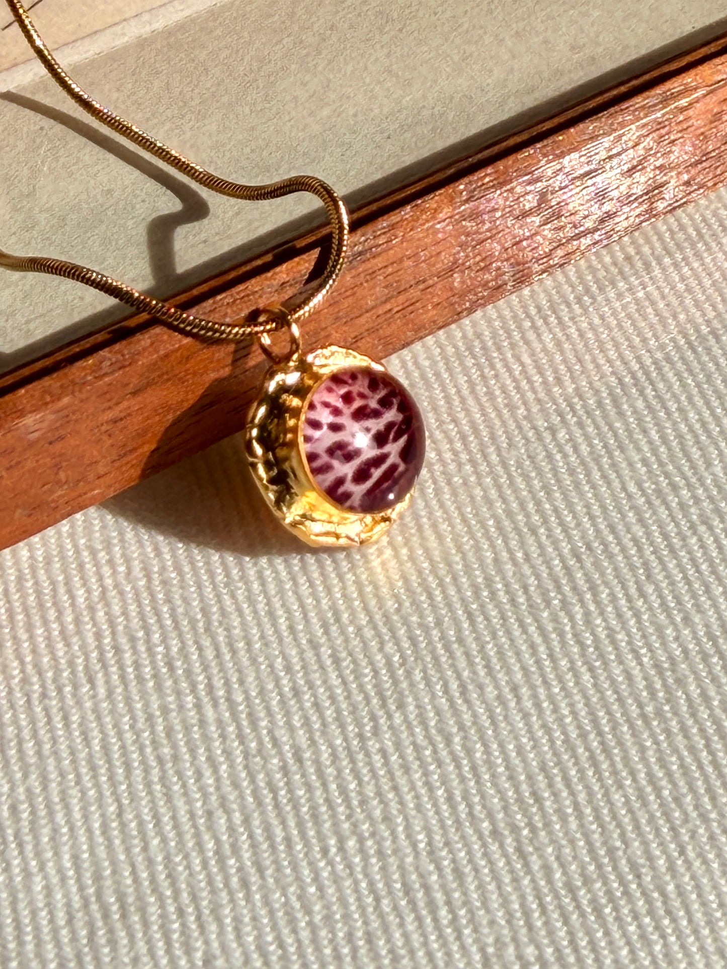 22k vergulde hanger met echte azalea bloem van BeLeaf Art botanisch sieraad