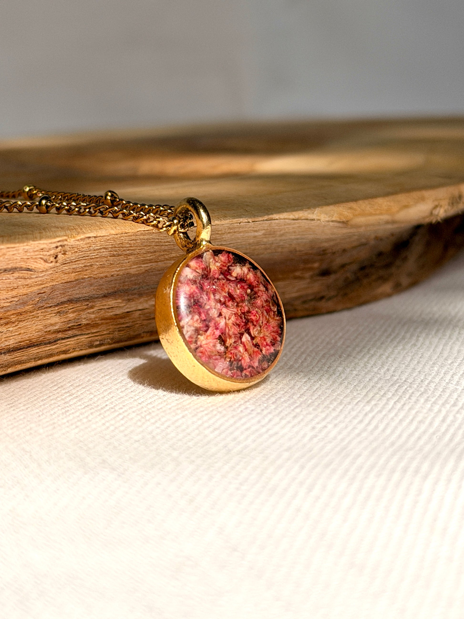 Botanische hanger met echte roze rode amarant bloem in goud van BeLeaf Art