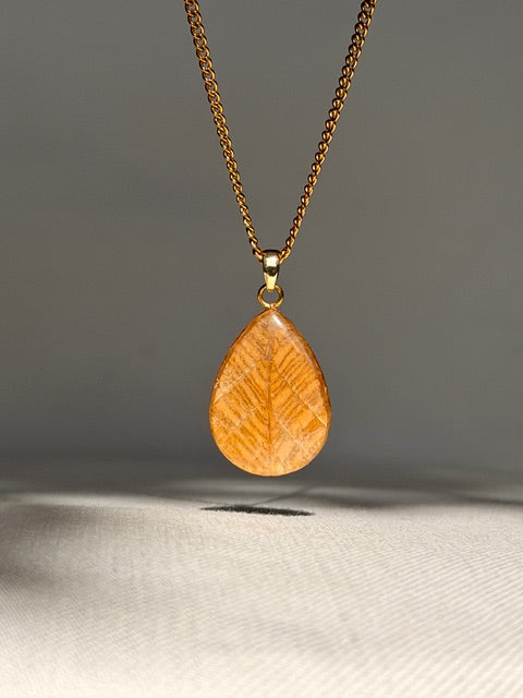 Druppel hanger met echt beige blad en zichtbare nerven van BeLeaf Art