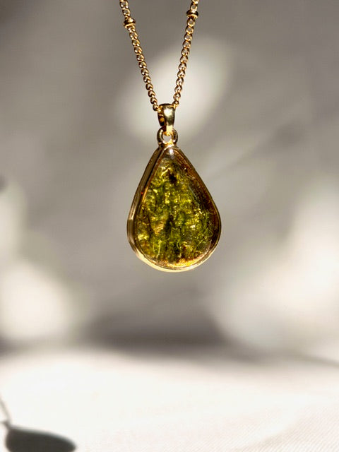 22k vergulde druppelhanger met echt mos in lagen resin van BeLeaf Art