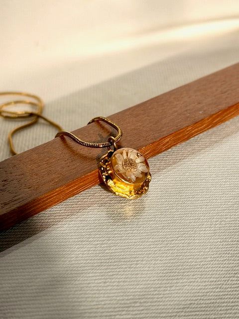 22k Vergulde hanger met mini madeliefje in resin detail van BeLeaf Art