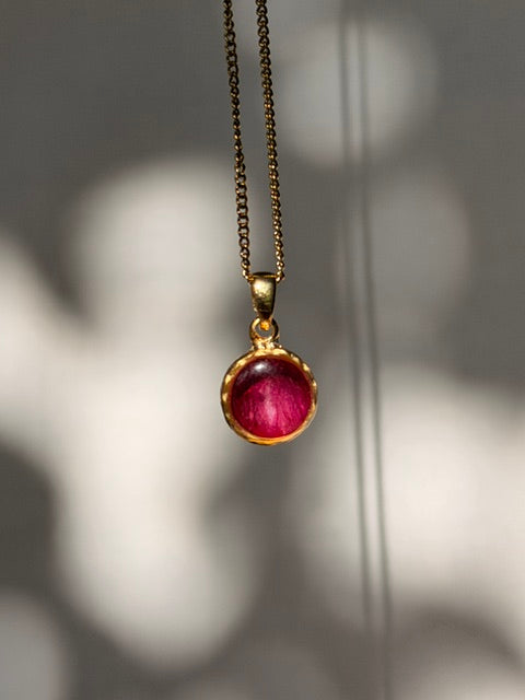 Hangertje met dieproze rozenblad - 22k verguld, 10mm