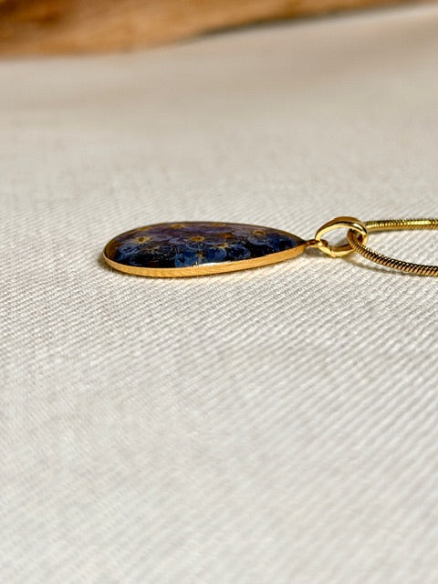 Gouden druppelhanger met blauwe vergeet-me-nietjes