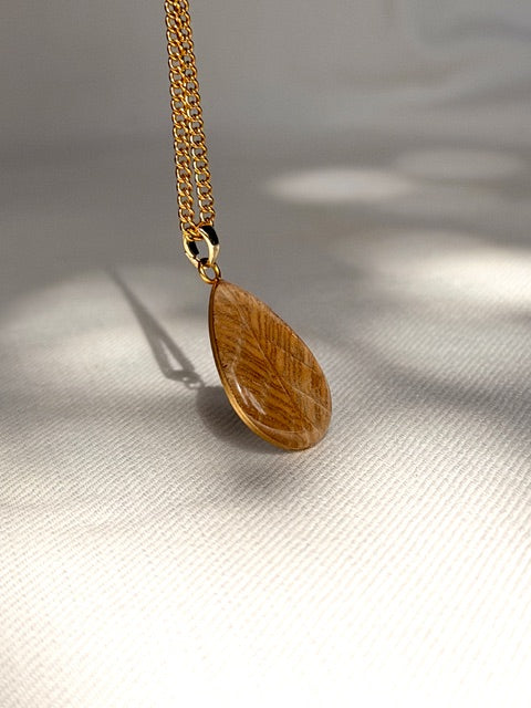Druppel hanger, goud, met echt beige blad en zichtbare bruine nerven van BeLeaf Art