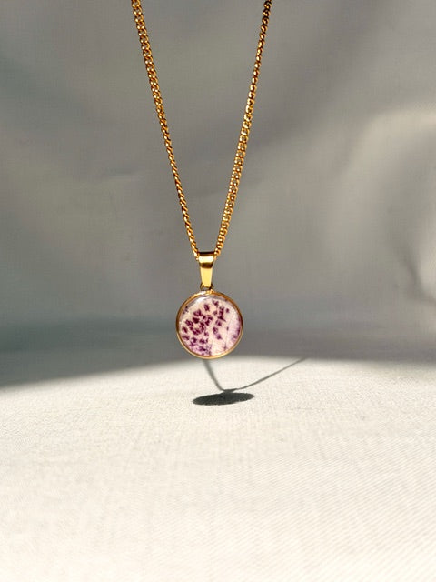 gold plated hanger met echte orchidee wit paars detail in resin van BeLeaf Art