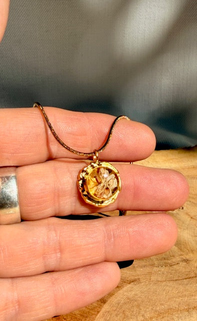 Gouden hanger met fijne bloemstructuren van bruidssluier van BeLeaf Art
