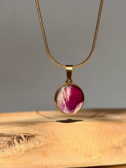 Gold plated hanger met echt rozenblad in donker en licht roze van BeLeaf Art