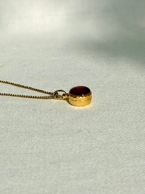 Hangertje met dieproze rozenblad - 22k verguld, 10mm