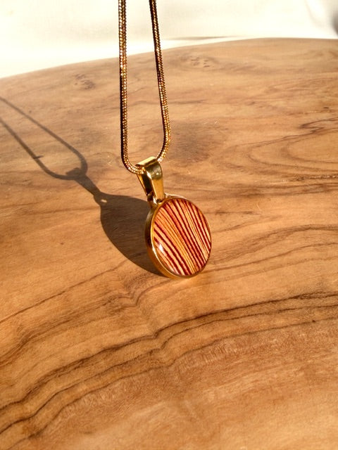 18k vergulde ronde hanger met echte trompetbloem detail van BeLeaf Art