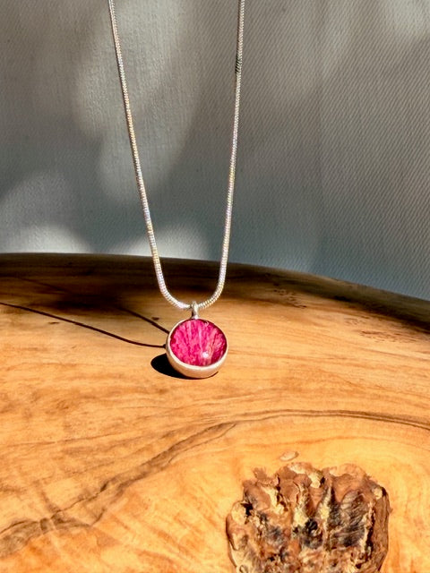 Botanische zilveren hanger met echt roos in diep roze BeLeaf Art