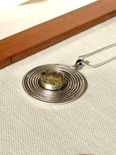 Spiraalhanger met detail van schermbloemen - handgemaakt verzilverde hanger