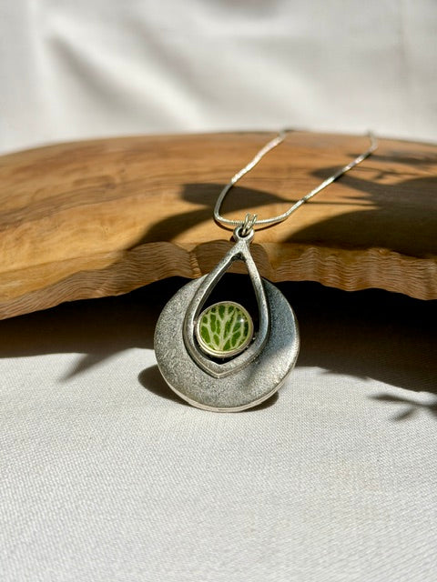Grote botanische hanger met groen Fittonia blad van BeLeaf Art