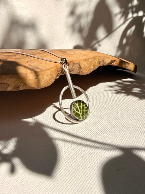 Zilveren hanger met echt fittonia groen blad en lichtgroene nerven