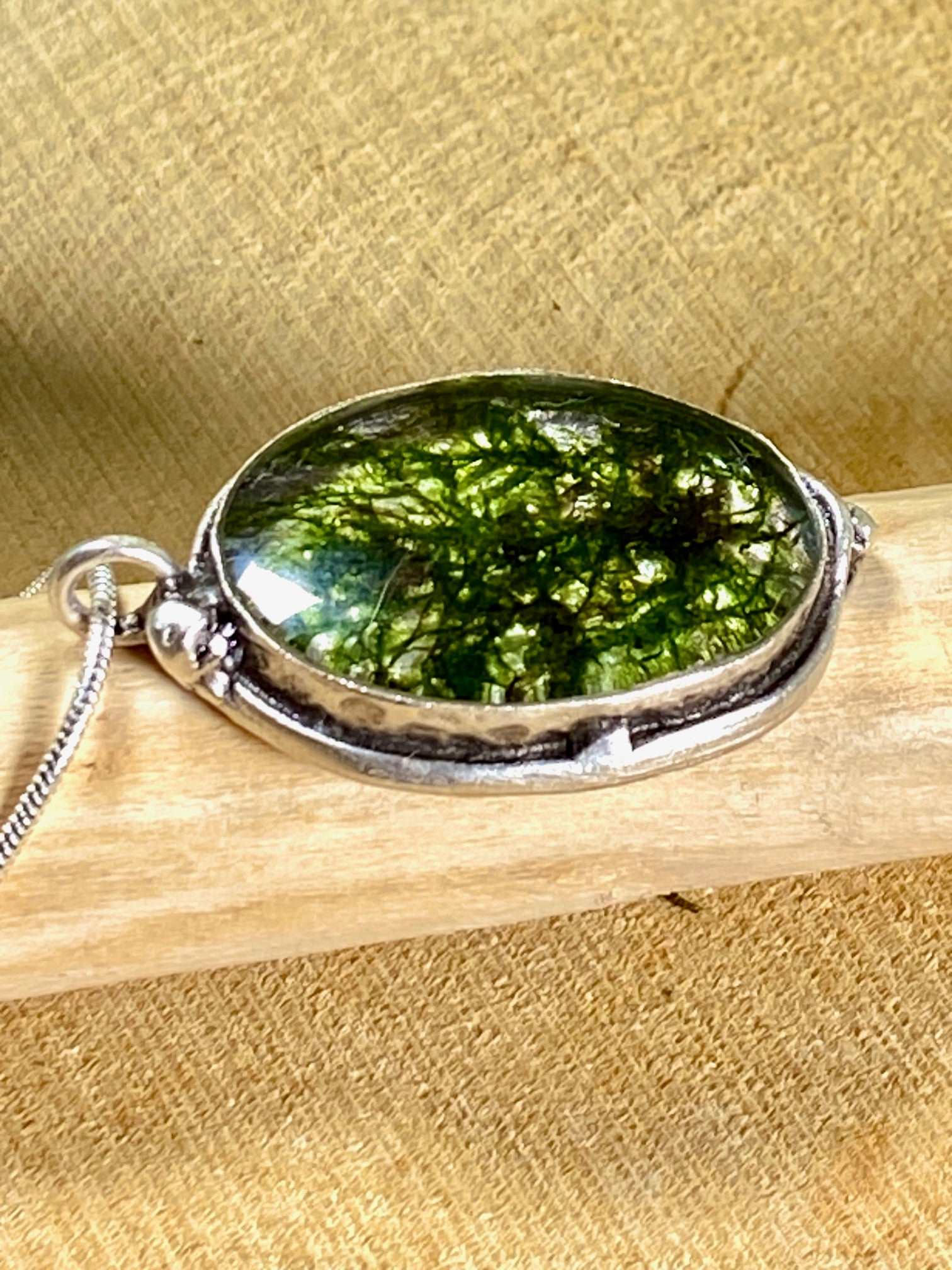 verzilverde ovale hanger (brass) met groene mos.